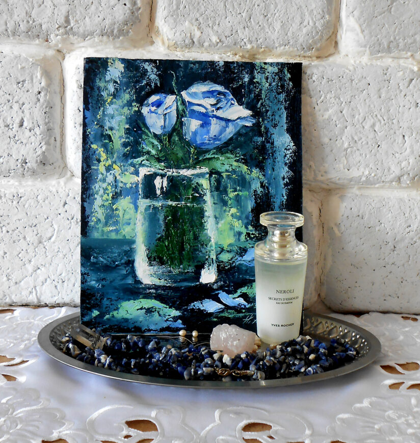 Голубая роза в стакане маленькая картина маслом мастихином